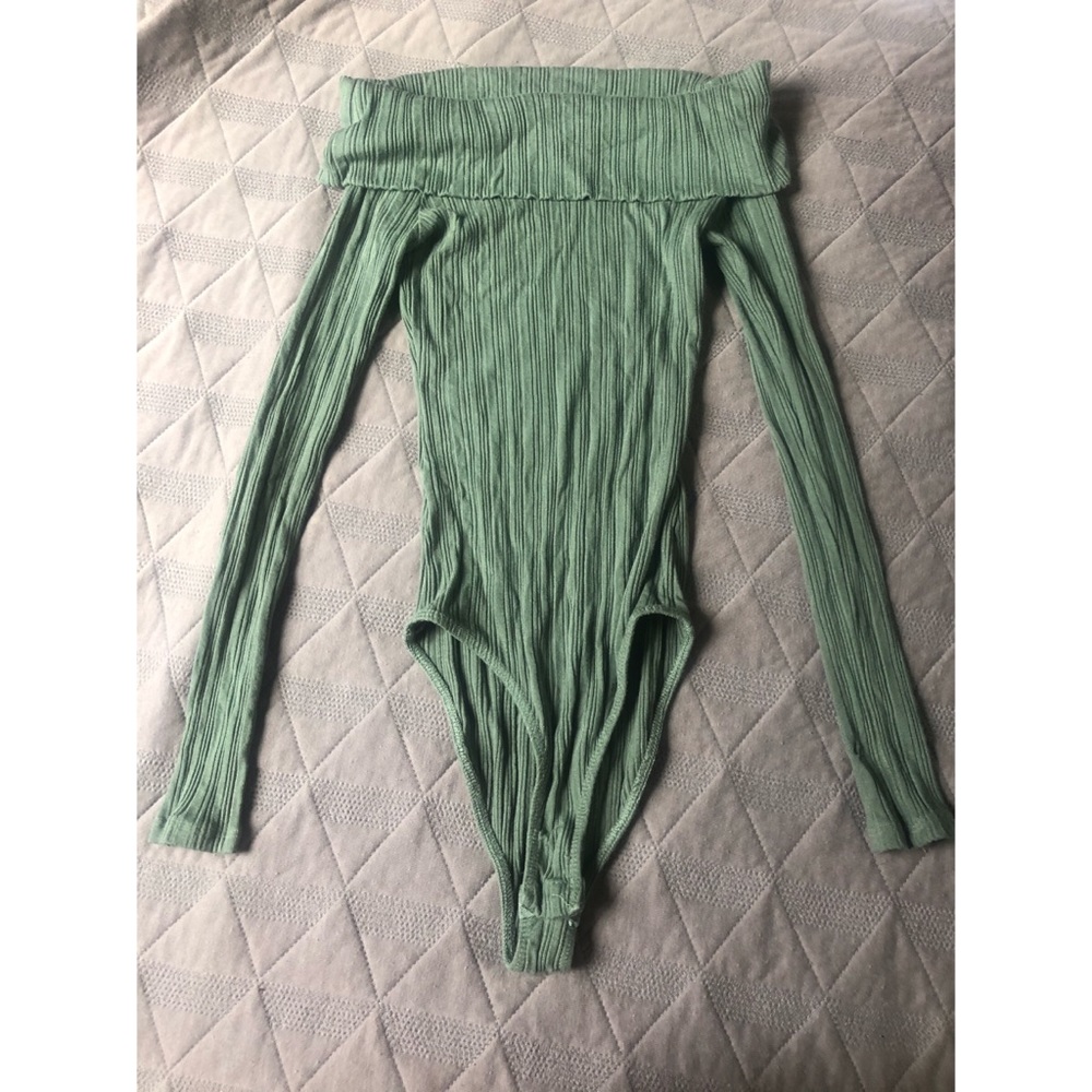 Long sleeve off the shoulders body suit